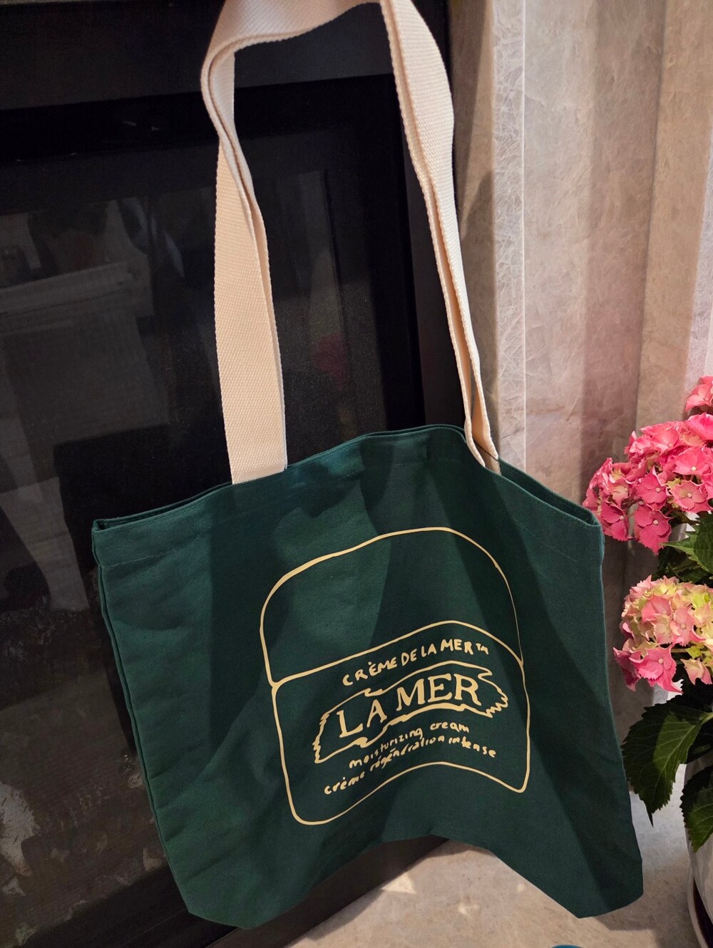 La Mer Skincare and Canvas Tote With Makeup Bag
